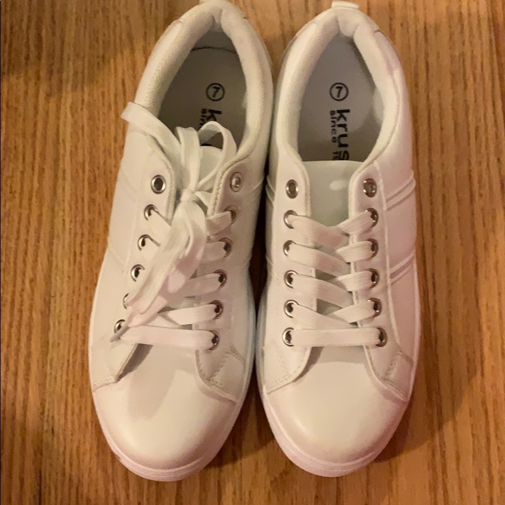 White low top shoes